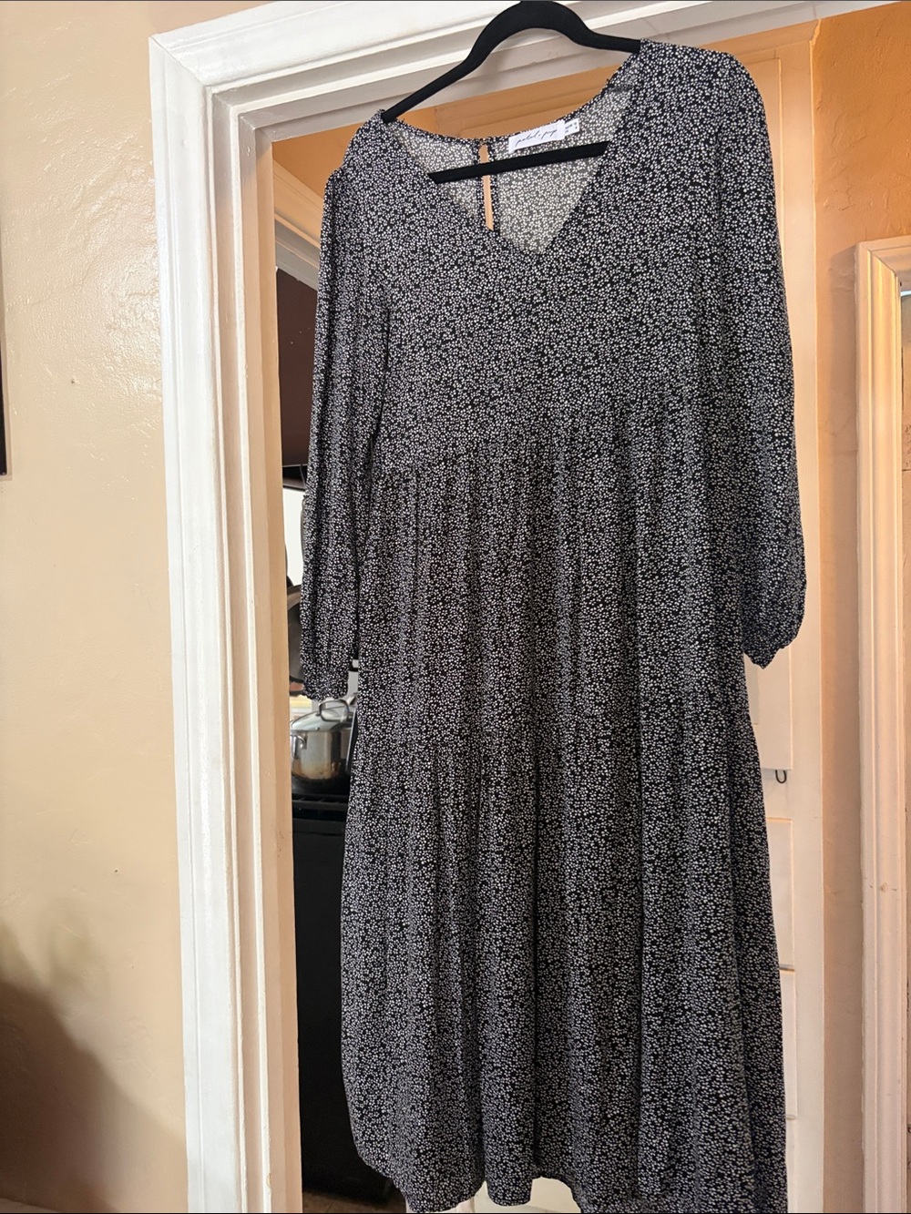 Petal and Pup Black & White Floral V-Neck Midi Dress floral size 6 rayon